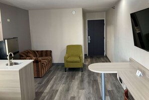 Desk, iron/ironing board, free cots/infant beds, free WiFi - Microtel Inn & Suites by Wyndham Clarksville (Clarksville)