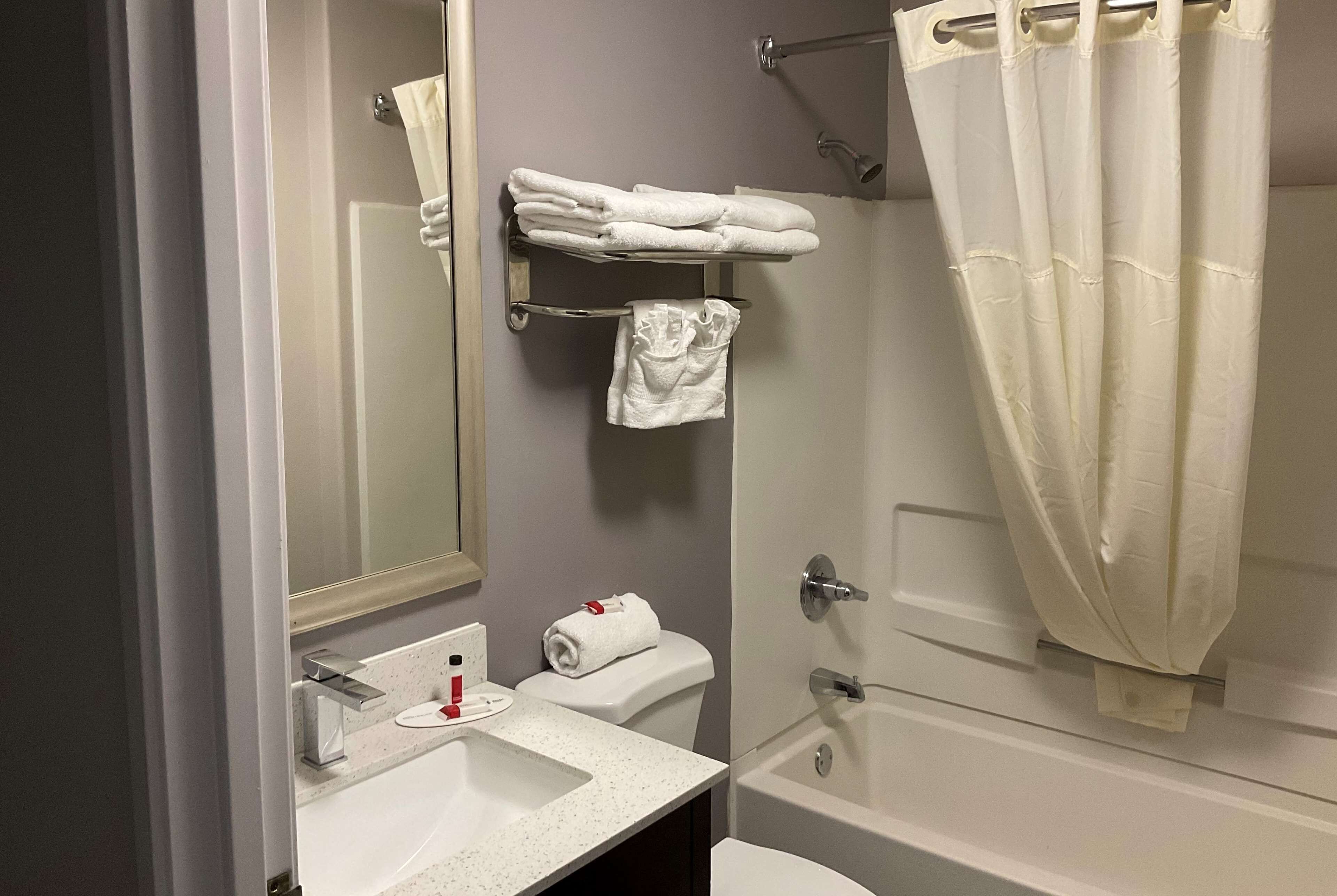 Bañera con ducha, artículos de tocador gratuitos, toallas