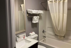 Combined shower/bathtub, free toiletries, towels