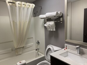 Suihkun ja ammeen yhdistelmä, ilmaiset hygieniatuotteet, pyyhkeet