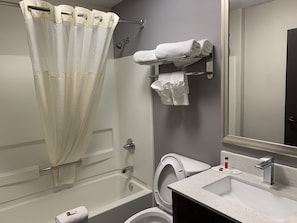 Suihkun ja ammeen yhdistelmä, ilmaiset hygieniatuotteet, pyyhkeet