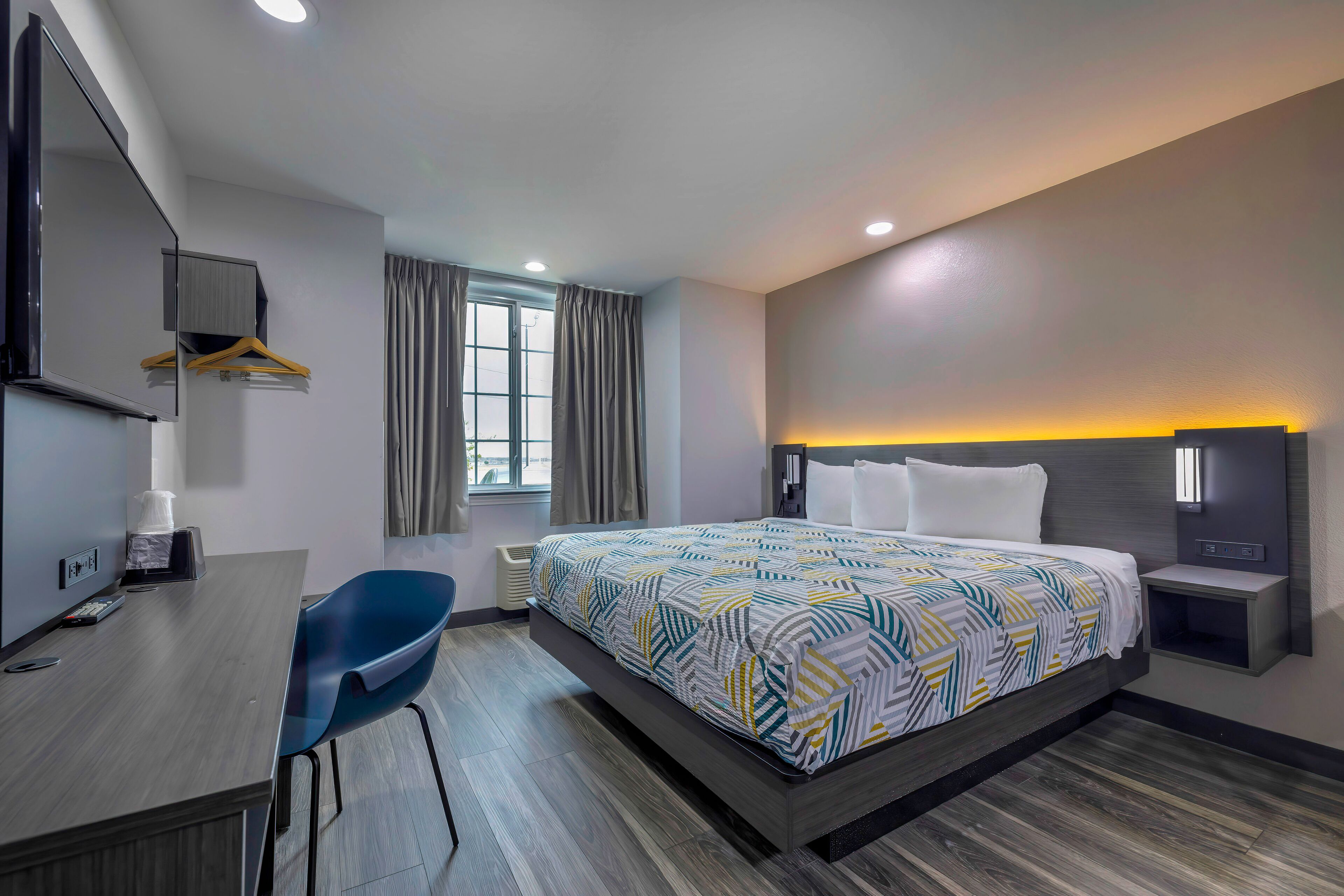 Työpöytä, ilmainen Wi-Fi, vuodevaatteet