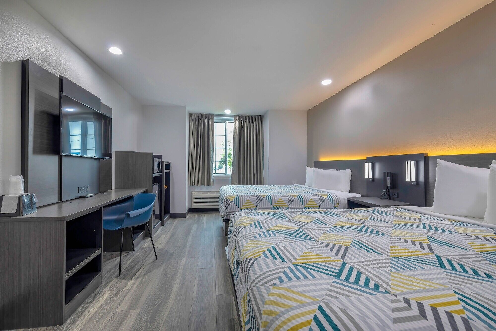 書桌、免費無線上網、床單