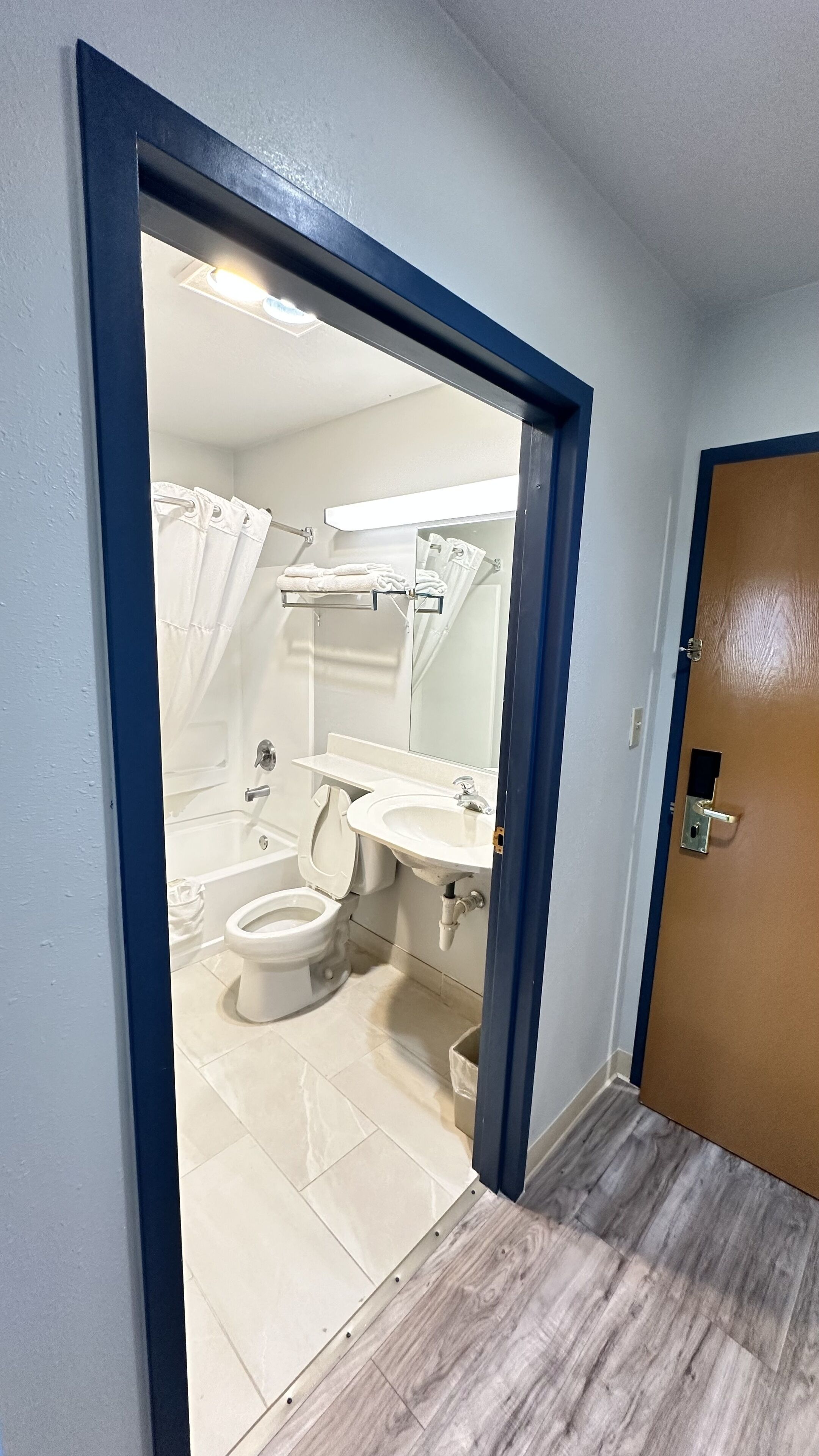 Une salle de bain comprenant des toilettes, un lavabo et un espace douche.