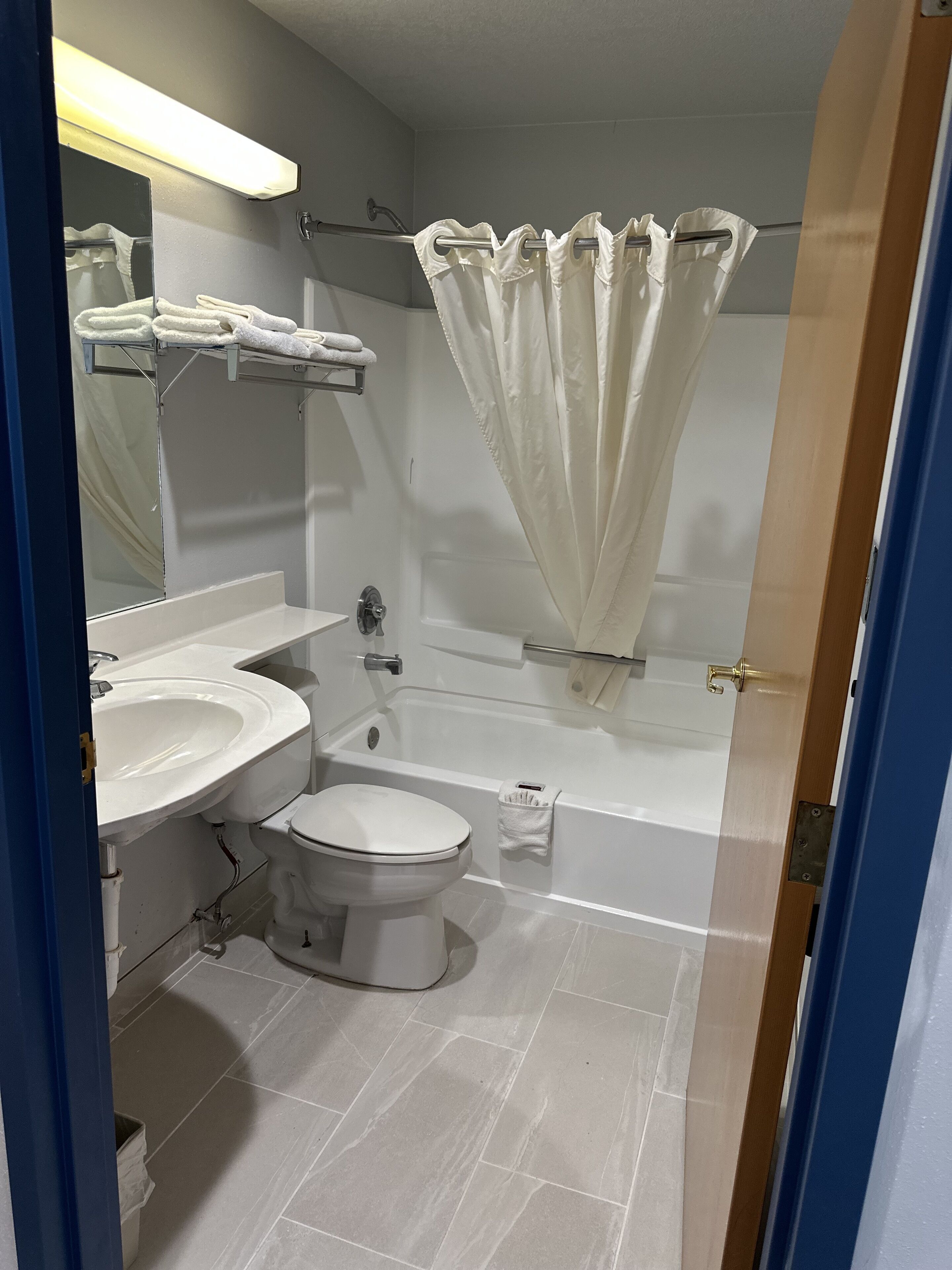 Une salle de bain avec un lavabo, des toilettes et une baignoire.