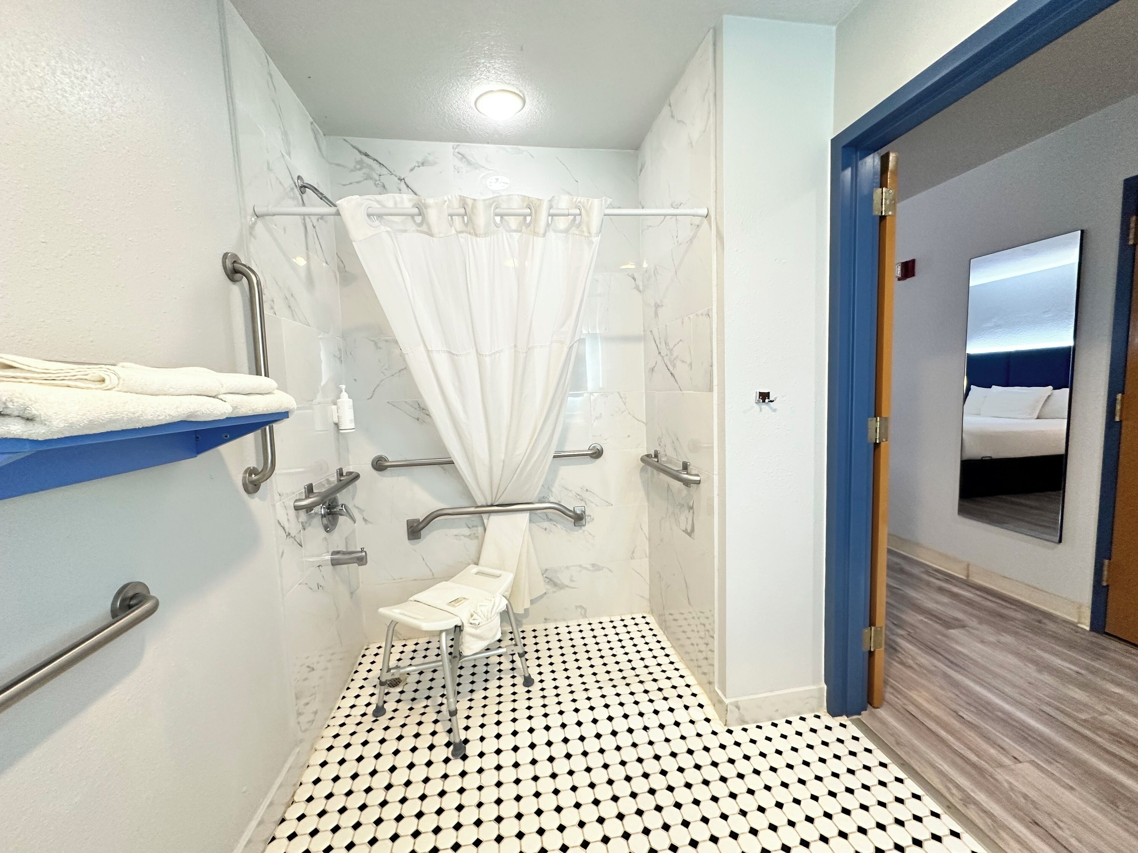 Dusj, hårføner og håndklær