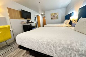 Habitación estándar, 2 camas Queen size | Caja de seguridad en la habitación, escritorio y insonorización 