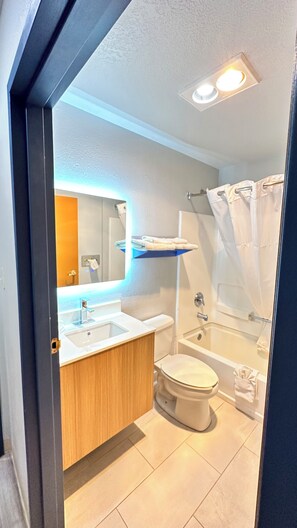 Standard Room, 1 Queen Bed | Bathroom