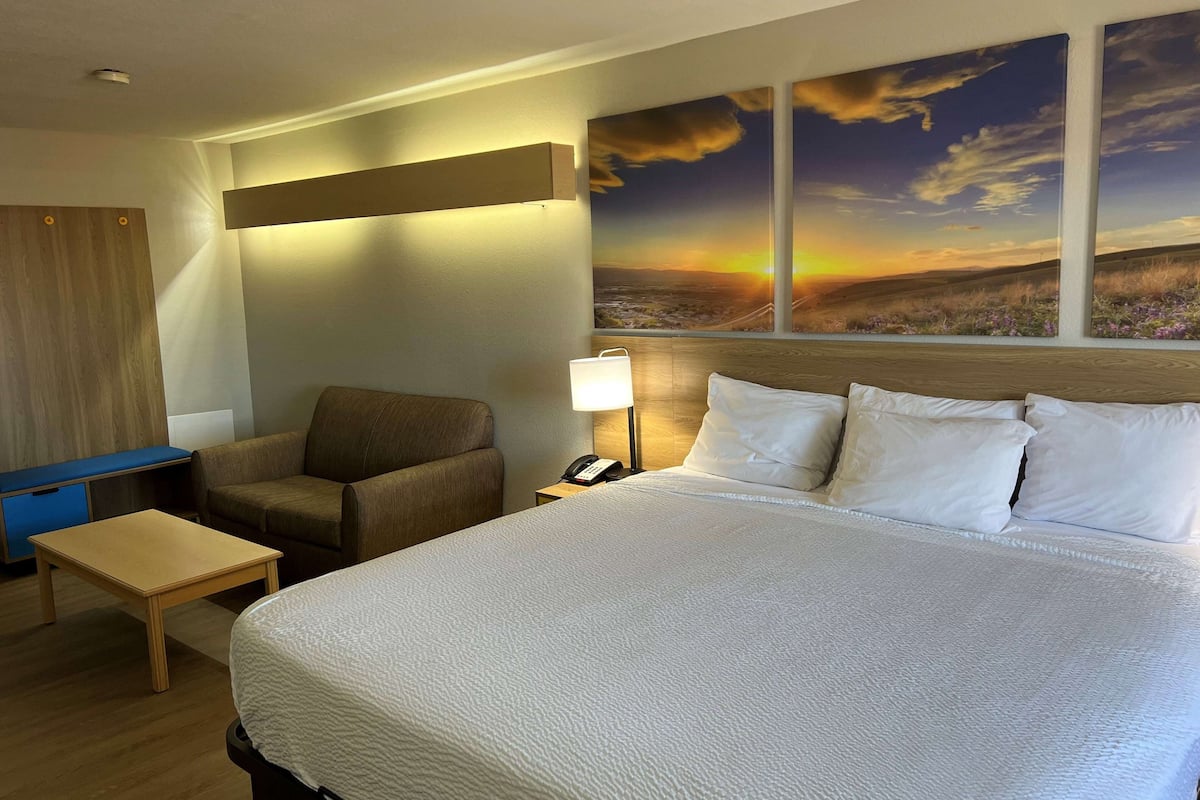 Deluxe Room, 1 King Bed with Sofa bed, Non Smoking | Desk, blackout drapes, iron/ironing board, free cribs/infant beds
