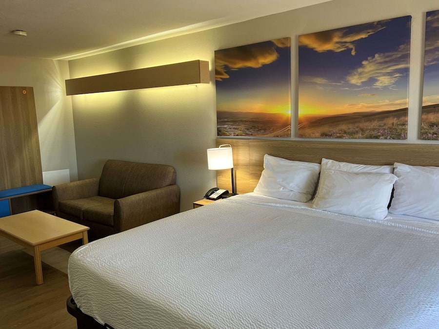 Deluxe Room, 1 King Bed with Sofa bed, Non Smoking