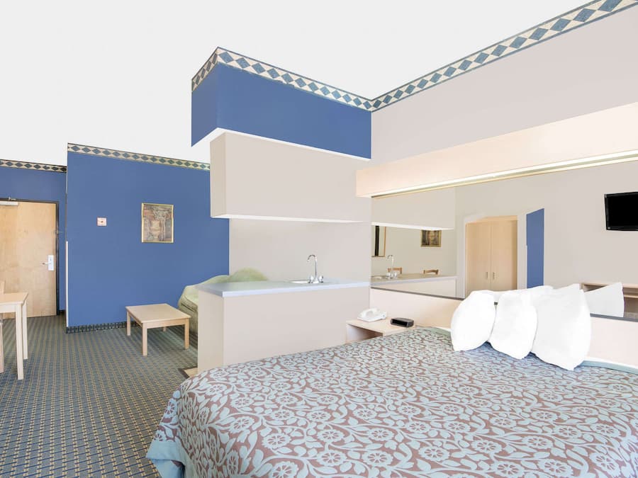 Een bureau, verduisterende gordijnen, een strijkplank/strijkijzer