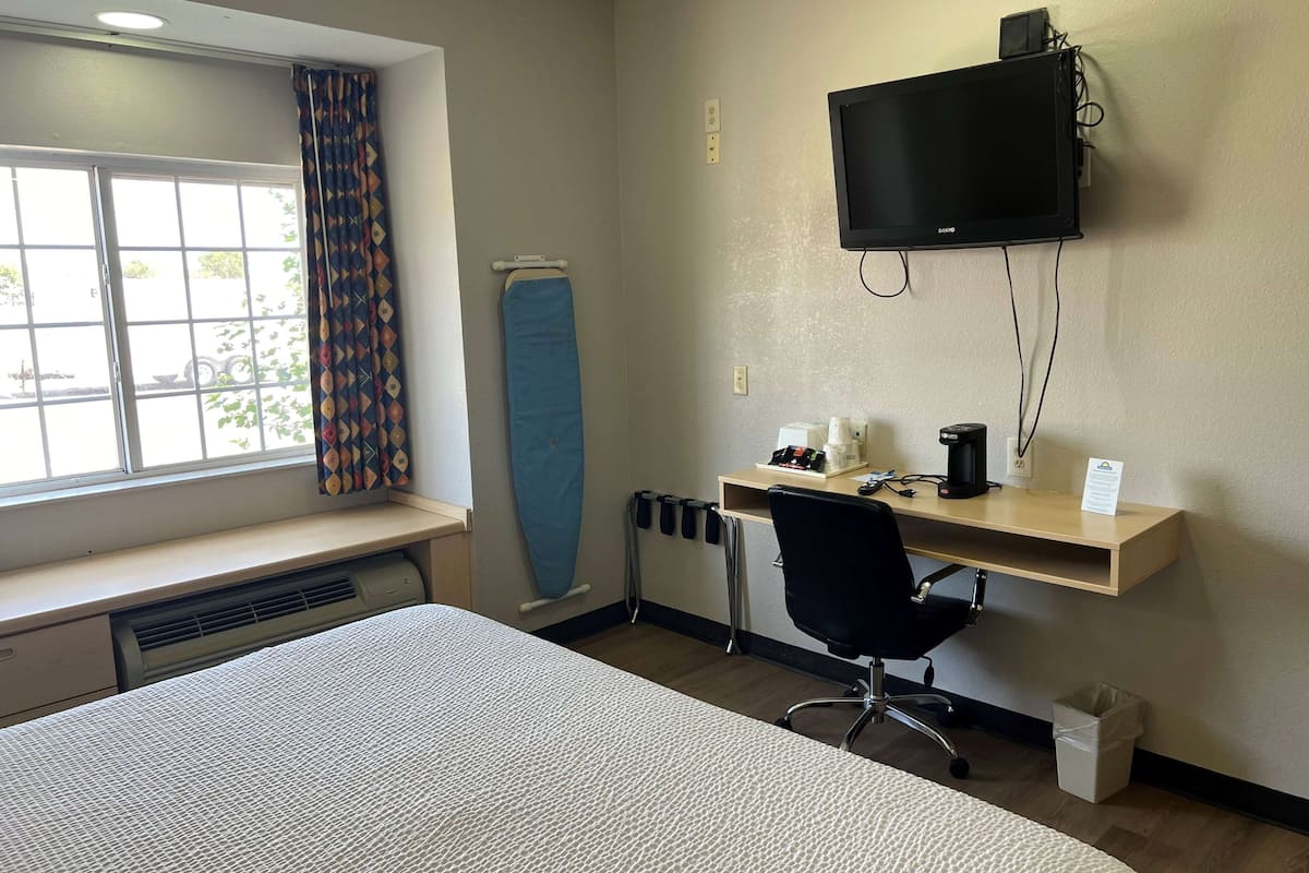 Bureau, rideaux occultants, fer et planche Ă repasser