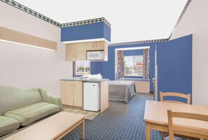 Suite studio, 1 grand lit, fumeur | Bureau, rideaux d’obscurcissement, fer et planche à repasser