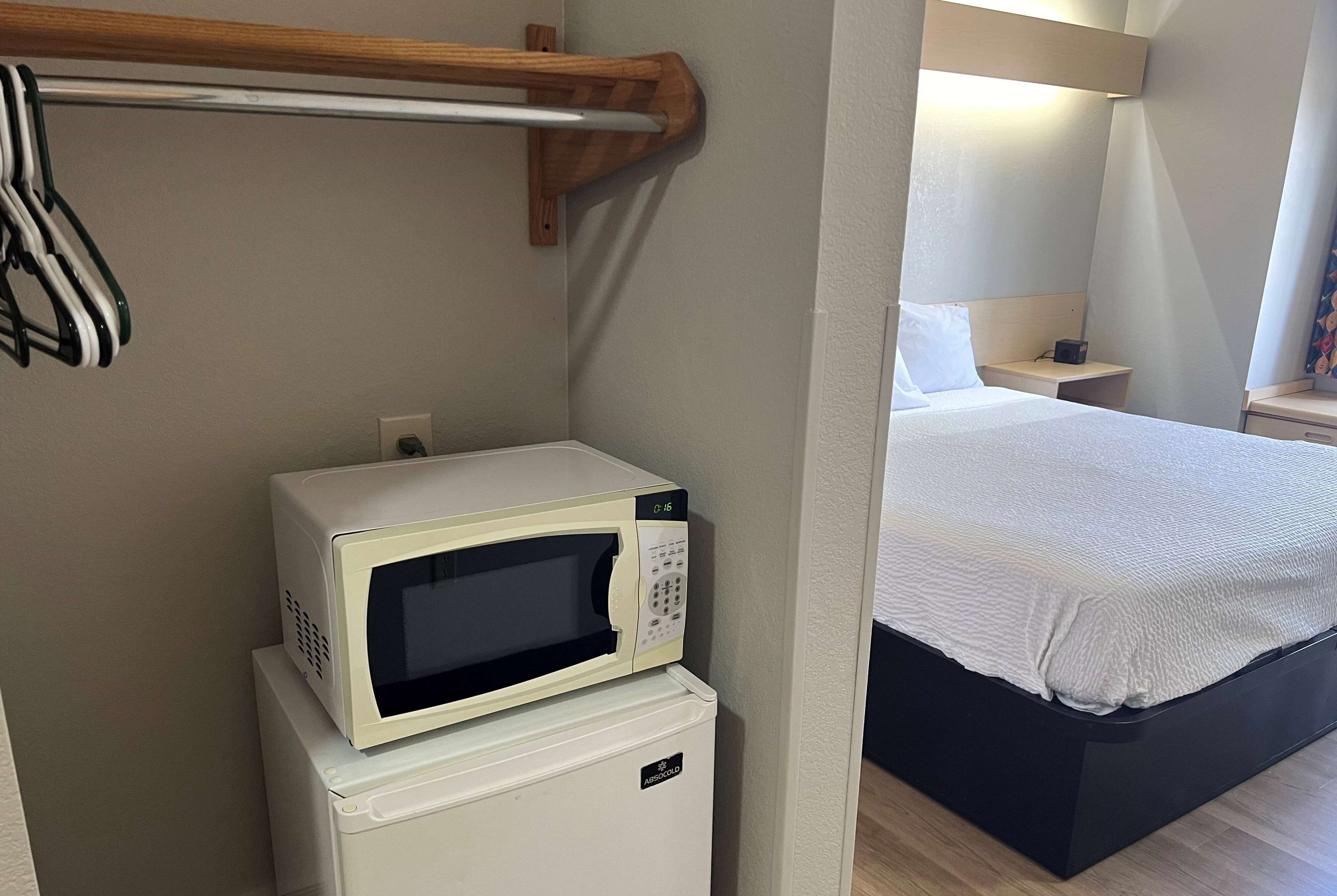 Habitación, 1 cama King size, para no fumadores (Mobility, Roll-In Shower) | Escritorio, cortinas blackout y tabla de planchar con plancha 