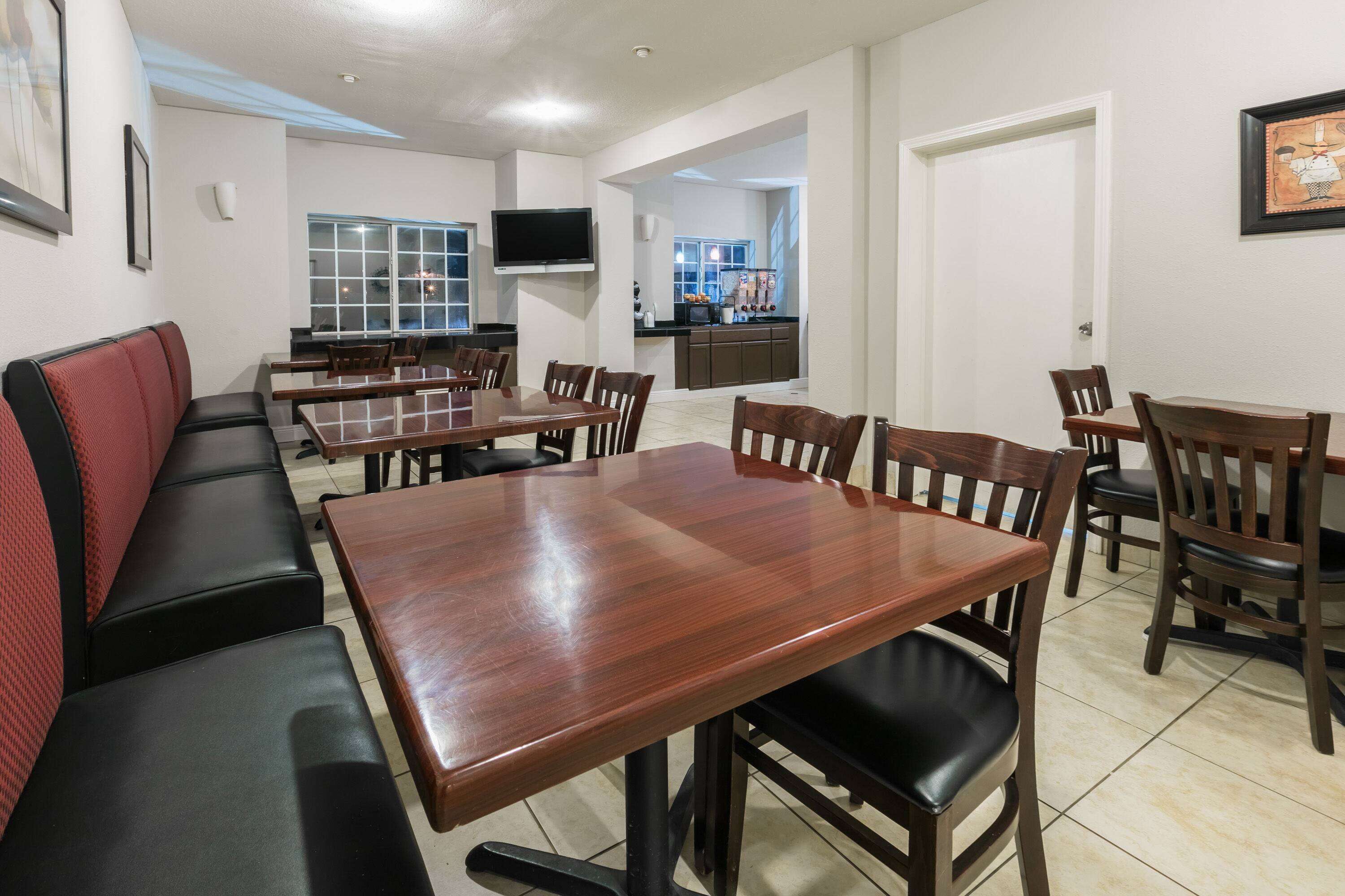 Free daily continental breakfast 