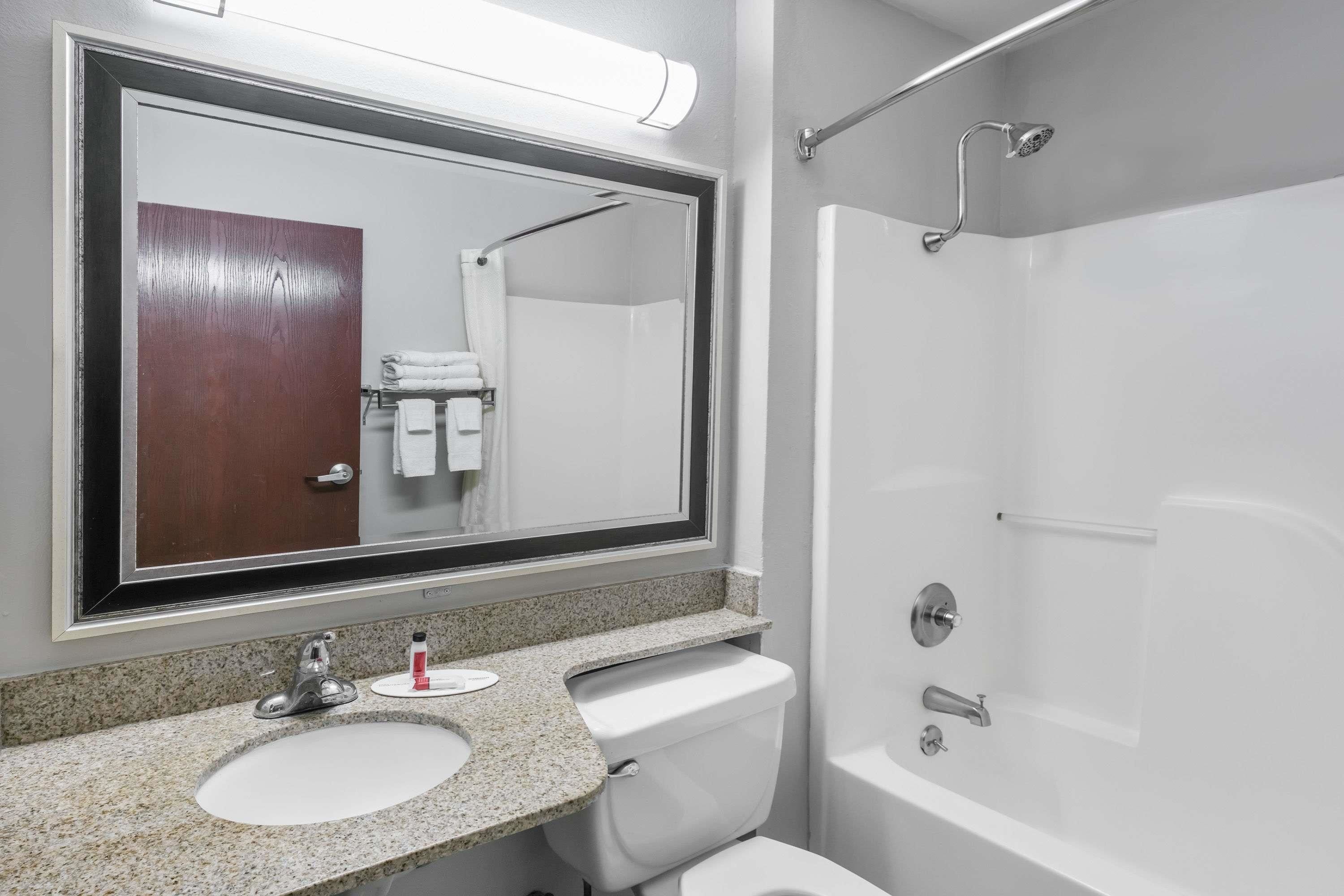 Combined shower/bathtub, free toiletries, hair dryer, towels
