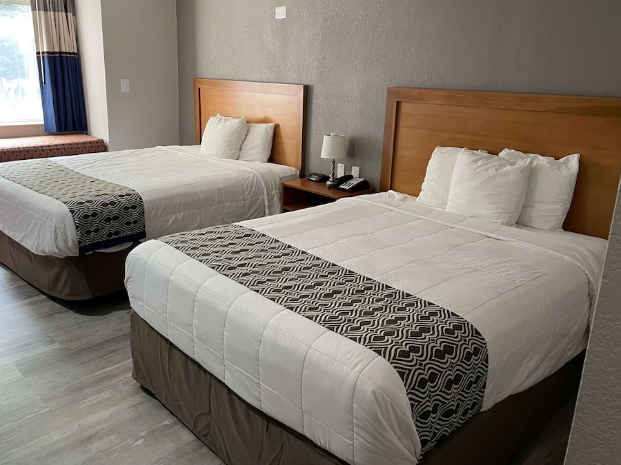 Escritorio, espacio para trabajar con laptop y cortinas blackout