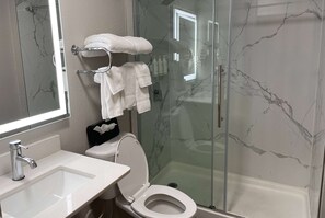 Escritorio, espacio para trabajar con laptop y cortinas blackout 