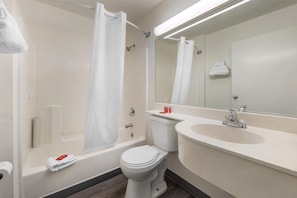 Kombinasi shower/bathtub, pancuran hujan,  dan perlengkapan mandi gratis