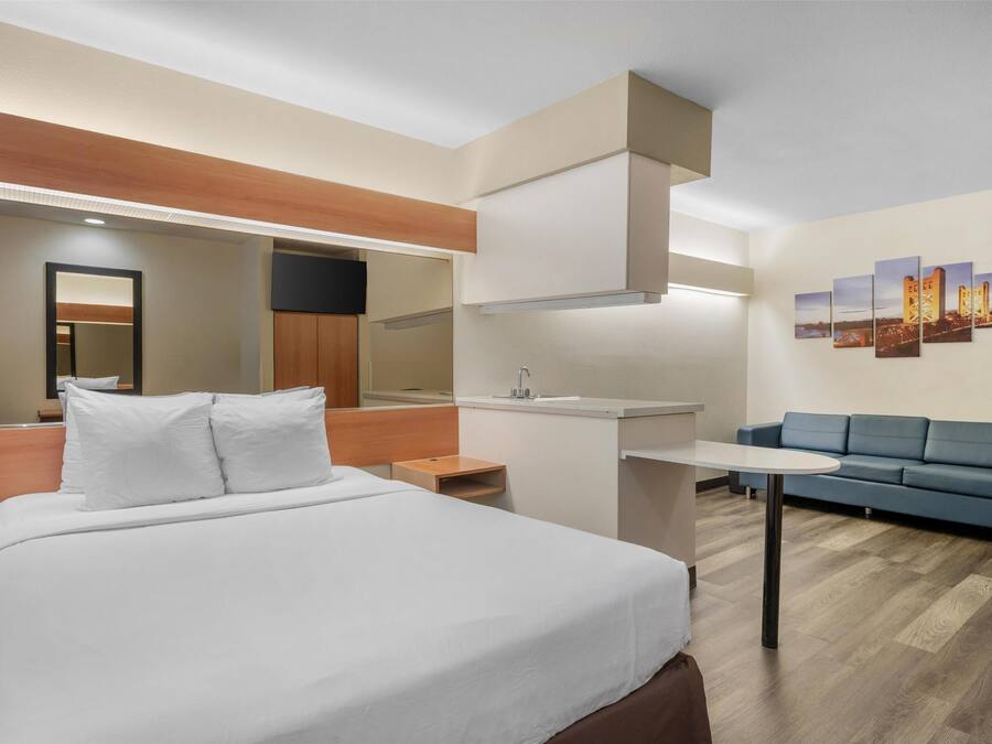 Deluxe Room, 1 Queen Bed, Non Smoking, Refrigerator & Microwave | Desk, laptop workspace, iron/ironing board, free WiFi