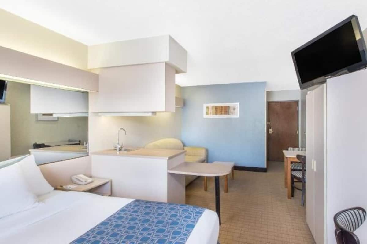 In-room safe, desk, iron/ironing board, cribs/infant beds