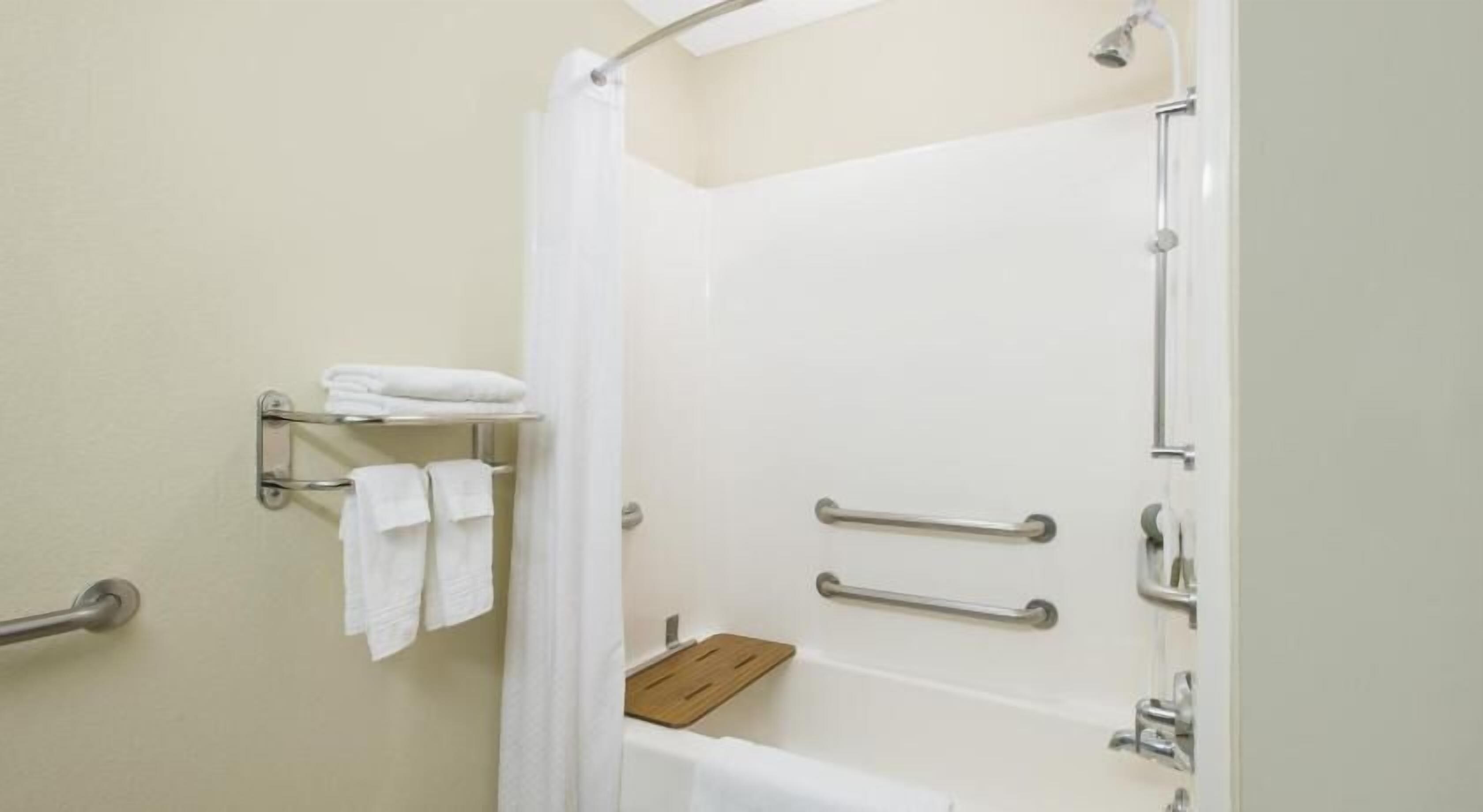 Combined shower/tub, free toiletries, hair dryer, towels