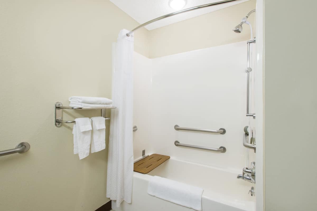 Combined shower/tub, free toiletries, hair dryer, towels