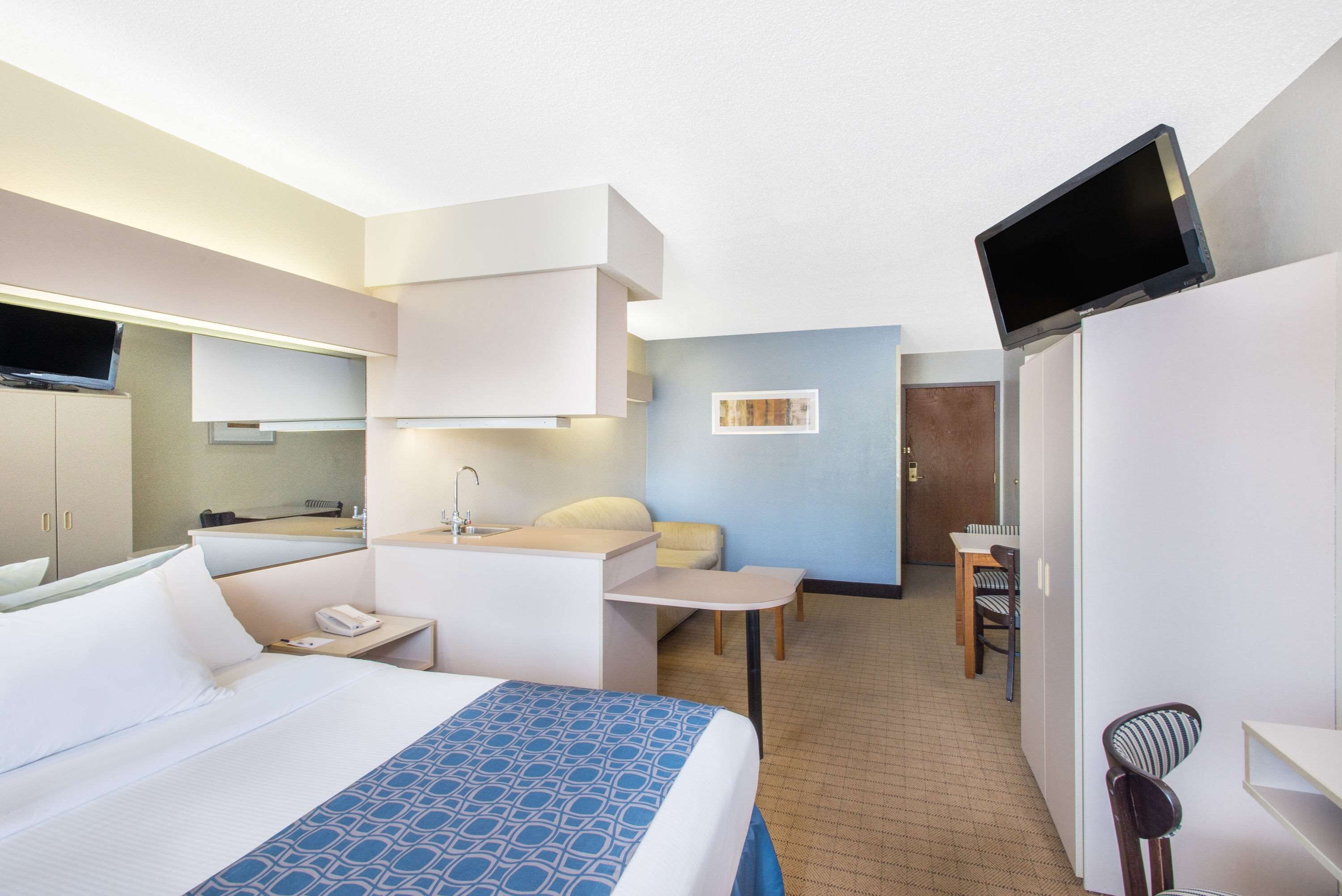 Suite, 1 Queen Bed, Non Smoking | In-room safe, desk, iron/ironing board, cots/infant beds