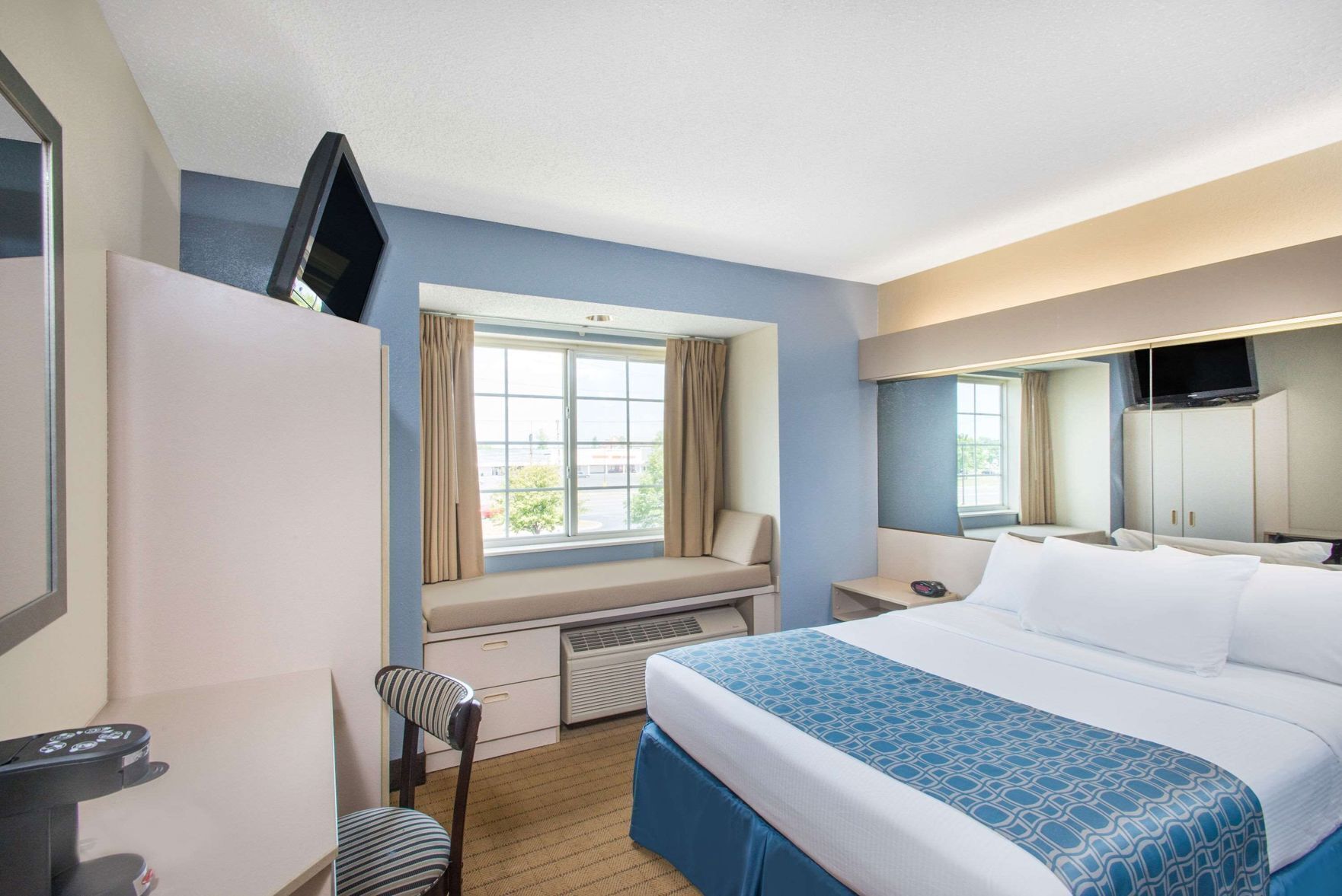 In-room safe, desk, iron/ironing board, cribs/infant beds