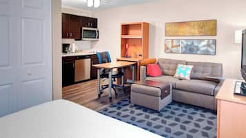 Studio, 1 Queen-Bett und Schlafsofa | Wohnbereich | 32-Zoll-Flachbildfernseher mit Kabelempfang, Fernseher, Netflix
