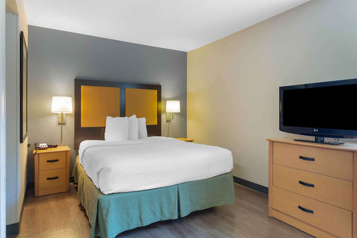 Desk, blackout curtains, iron/ironing board, free WiFi