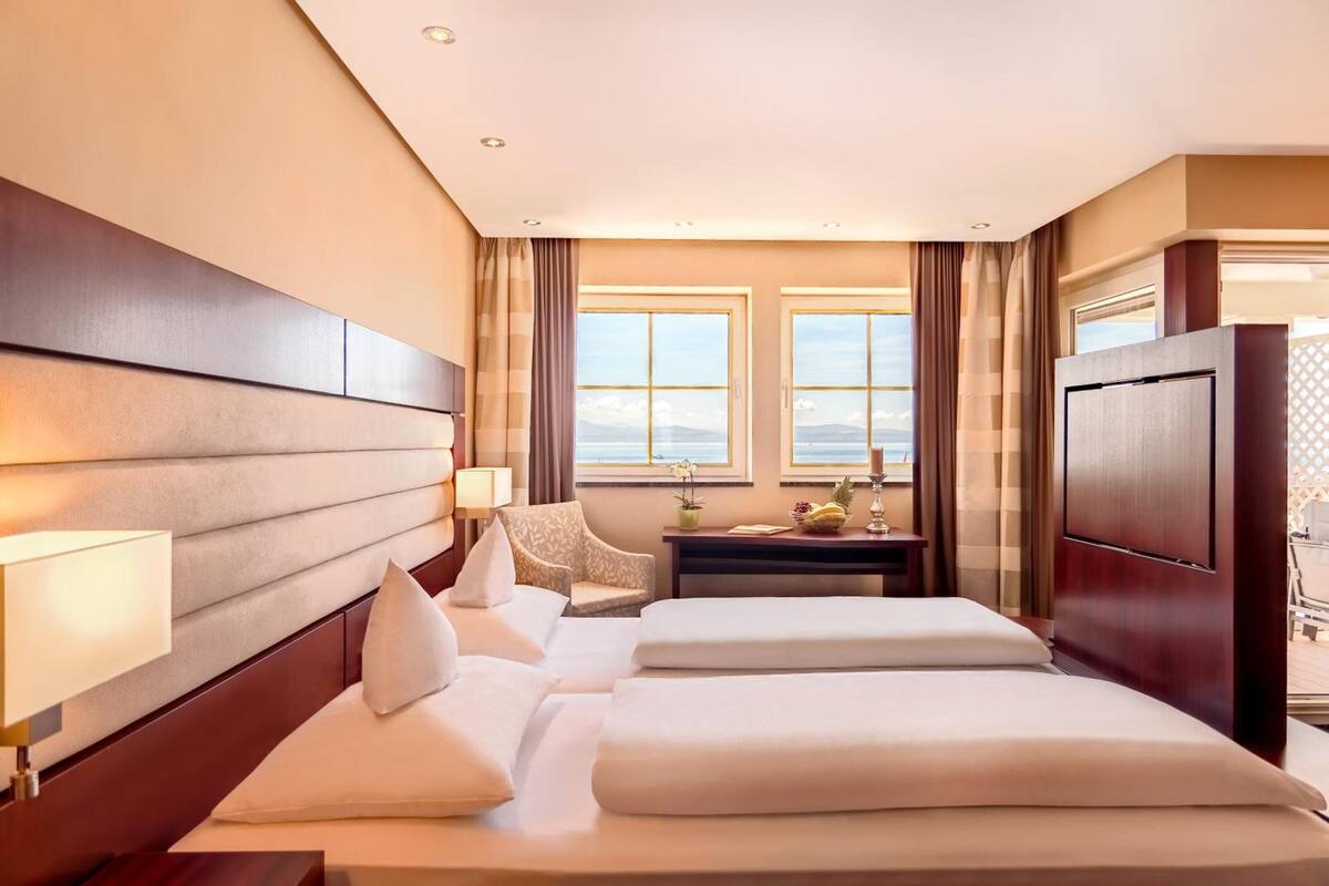 hypo-allergenic bedding, minibar, in-room safe, desk