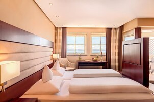 Roupas de cama antialérgicas, frigobar, cofres nos quartos, escrivaninha