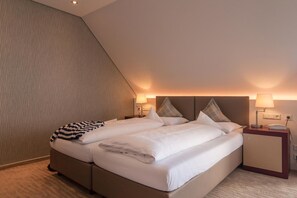 Bộ đồ giường kháng dị ứng, minibar, két bảo mật tại phòng, bàn 