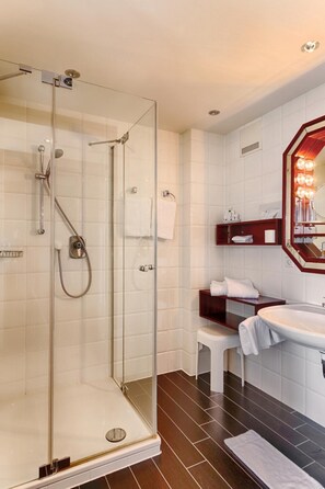 Amenidades de baño gratuitas, secadora de cabello, toallas 