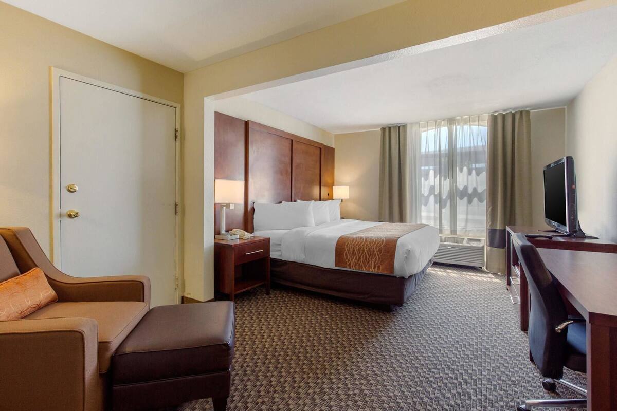 Premium bedding, desk, iron/ironing board, free WiFi
