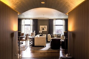 Premium bedding, down duvets, pillow-top beds, in-room safe - Dossier Hotel (Portland)