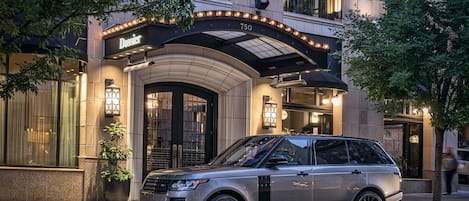 Fassade der Unterkunft – Abend/Nacht