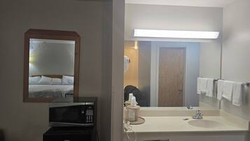 Deluxe Room, 1 King Bed, Non Smoking, Jetted Tub | Desk, iron/ironing board, rollaway beds, free WiFi