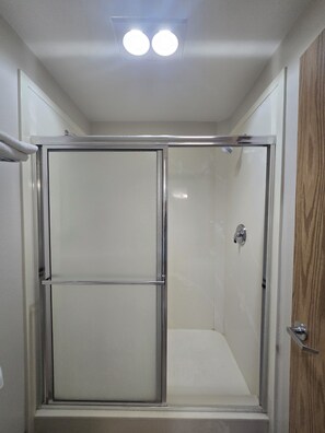 Deluxe Room, 1 King Bed, Non Smoking, Jetted Tub | Bathroom | Bathtub, hair dryer