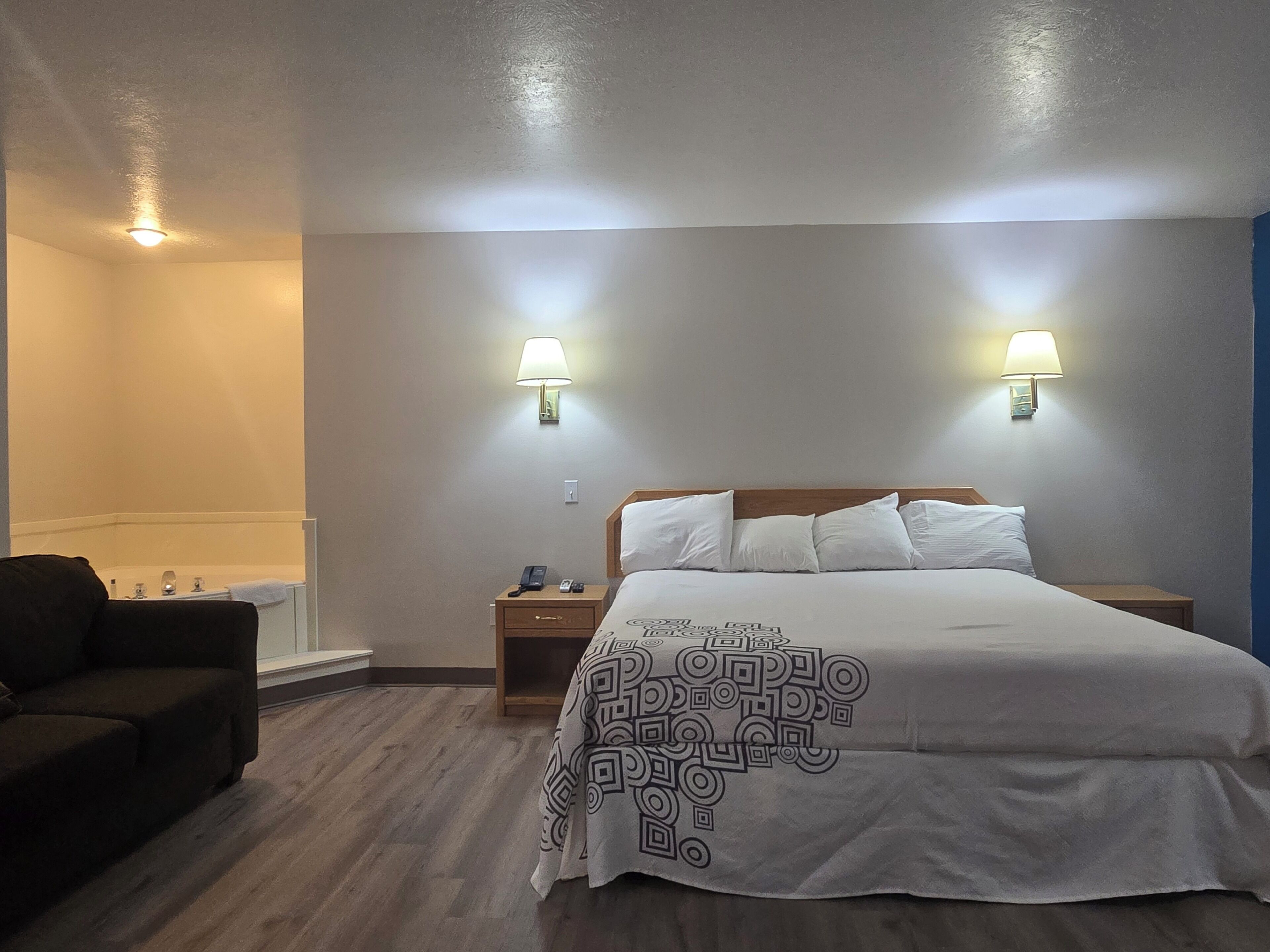 Deluxe Room, 1 King Bed, Non Smoking, Jetted Tub | Desk, iron/ironing board, rollaway beds, free WiFi