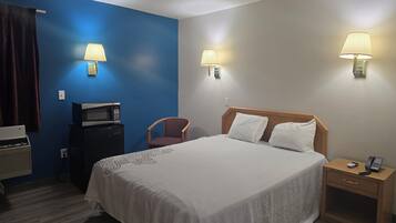Quarto standard, 1 cama Queen, acessível para pessoas com deficiência física, para não fumantes | Escrivaninha, ferros/tábuas de passar roupa, Wi-Fi de cortesia