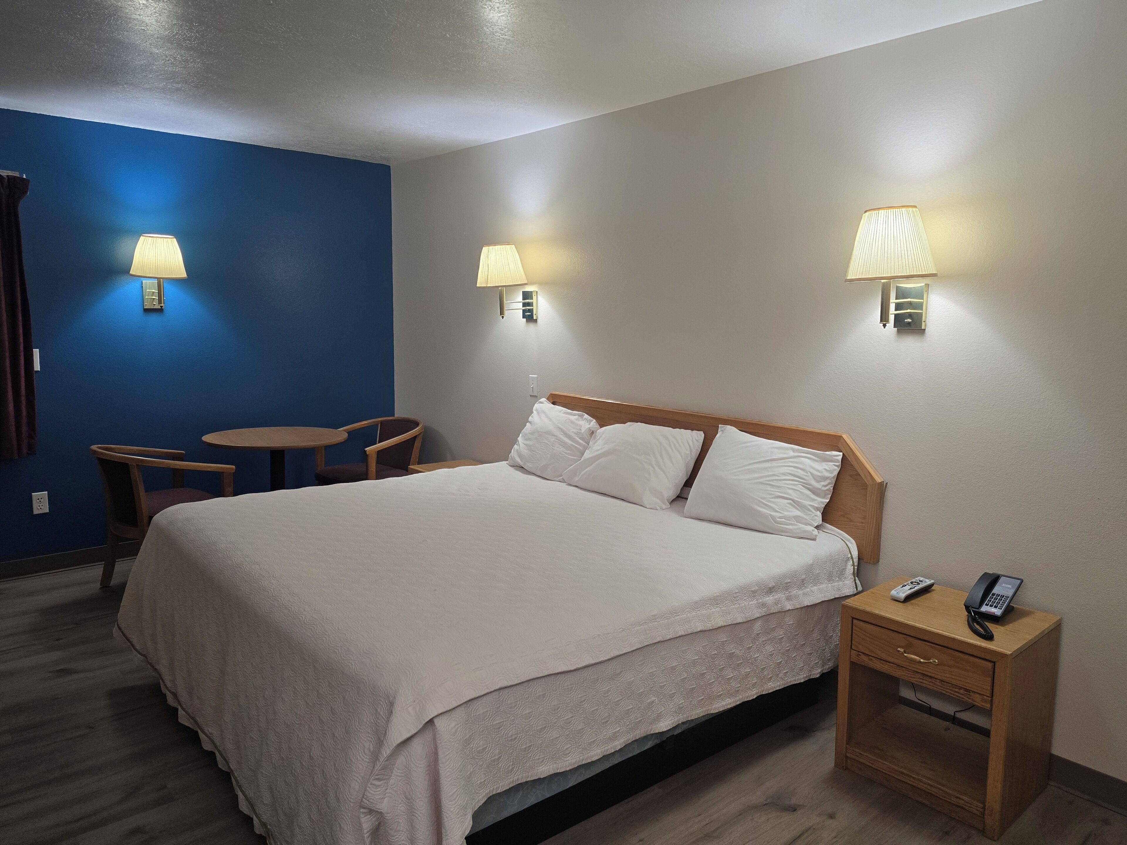 标准房, 1 张特大床, 无烟房 | 办公桌、熨斗/熨板、折叠床/加床（额外收费）、免费 WiFi