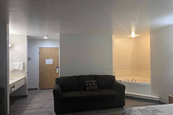 Deluxe Room, 1 King Bed, Non Smoking, Jetted Tub | Desk, iron/ironing board (on request), WiFi (free), alarm clocks