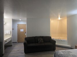 Escritorio, tabla de planchar con plancha, wifi gratis y ropa de cama 