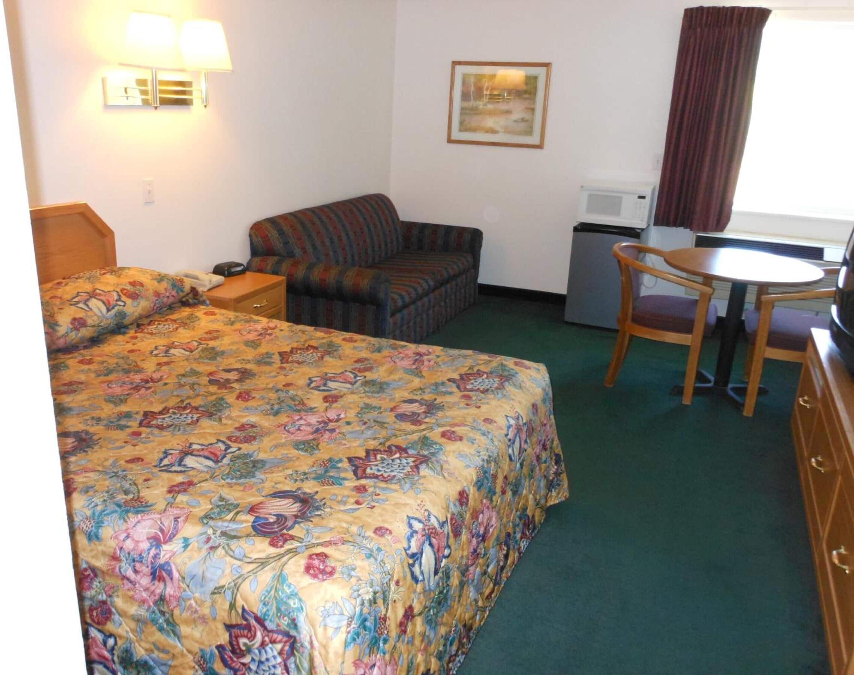 Desk, iron/ironing board, rollaway beds, free WiFi