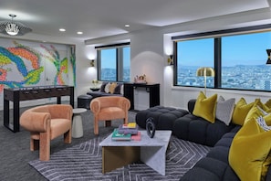 Penthouse, 1 habitación, vista a la ciudad | Sala de estar | Televisión de pantalla plana y películas con cargo