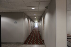 Hallway - Microtel Inn & Suites by Wyndham Pittsburgh Airport (Pittsburgh)