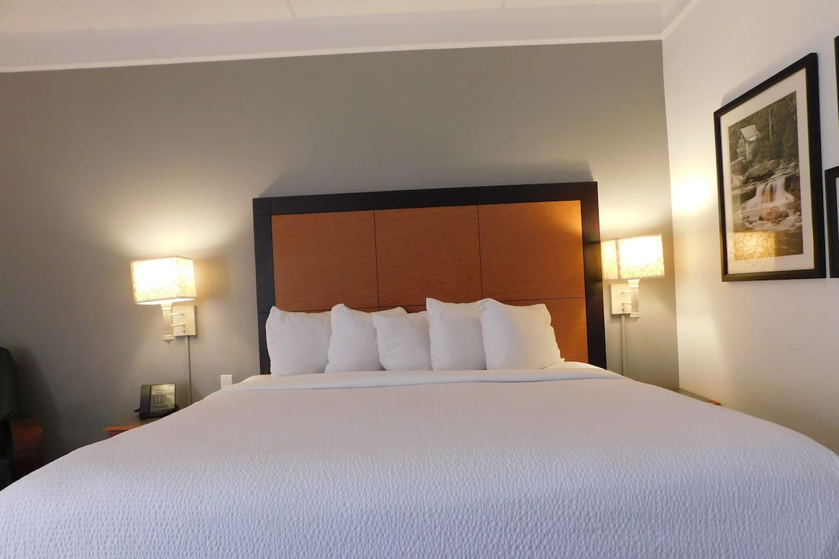 Superior Suite, 1 Katil Raja (King), Non Smoking | Tilam berlapik, meja, langsir/tirai gelap terus
