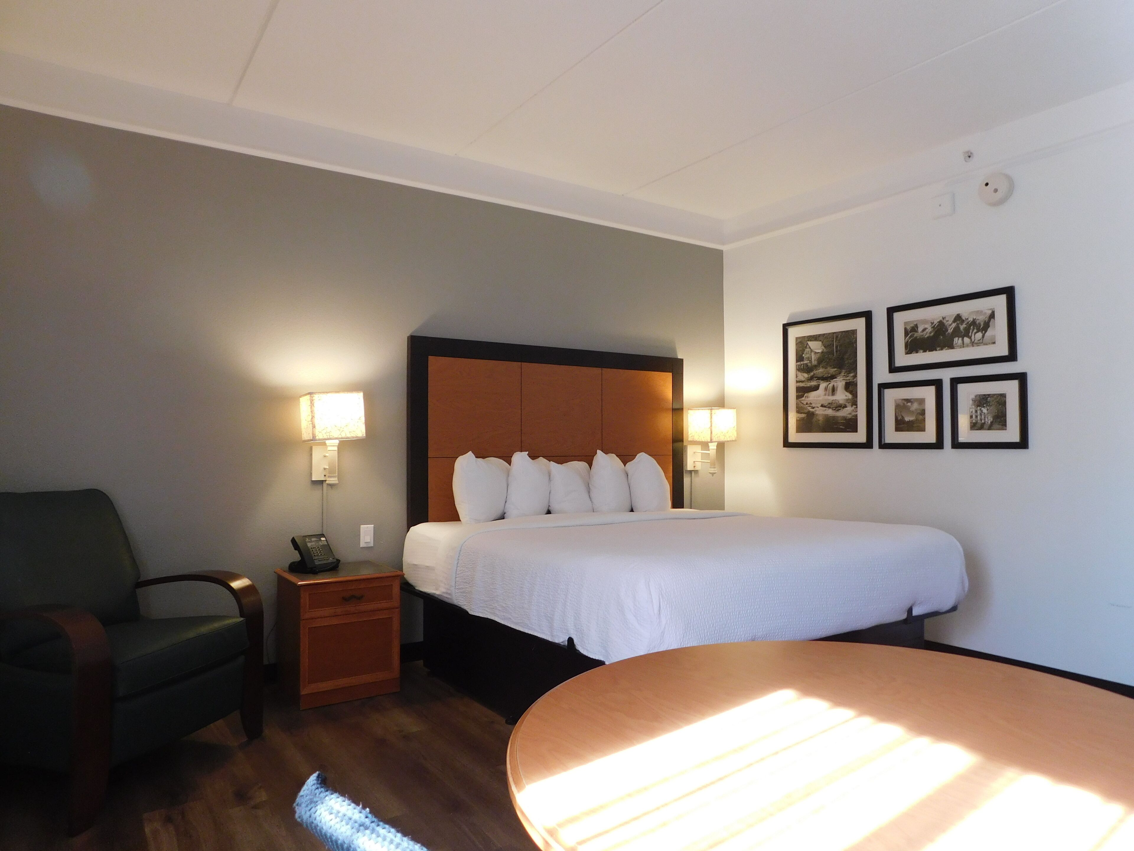 Pillowtop-bedden, een bureau, verduisterende gordijnen